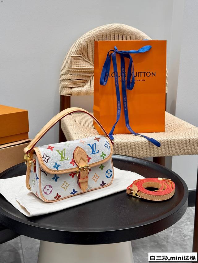 p150 折叠飞机礼盒 lv2025村上隆联名白三彩 Mini法棍包 nano Diane .法棍手袋] 是Diane手袋迷你版本。 圆形的翻盖及腰带式磁扣闭合
