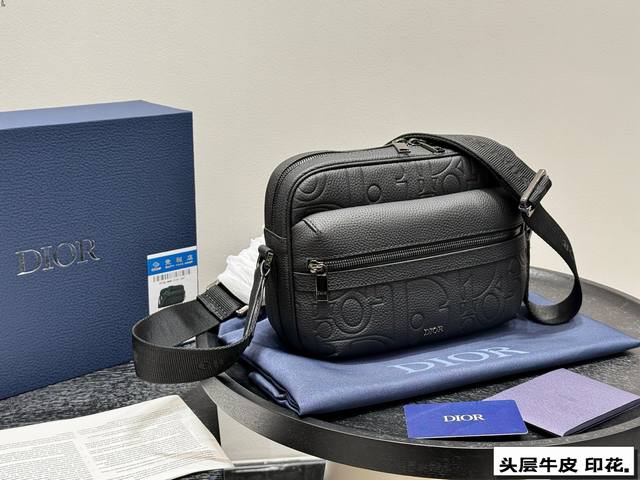 p240 礼盒包装 头层牛皮 压花！ dior 迪奥 男士邮差包 斜挎包Gravity印花效果皮革采用压花工艺将经典图案精致地呈现于牛皮革之.上，正面饰以Di