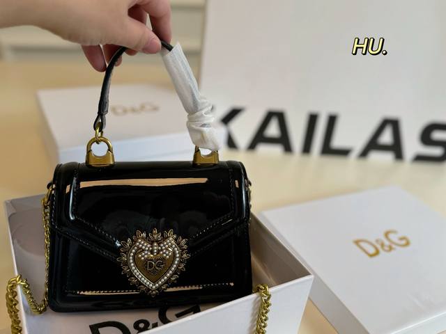 p170（配盒） size：19×13 dg杜嘉班纳漆皮手提邮差包 复古优雅 满满的高级感 大小适中，容量感人 休闲正装皆可轻松驾驭