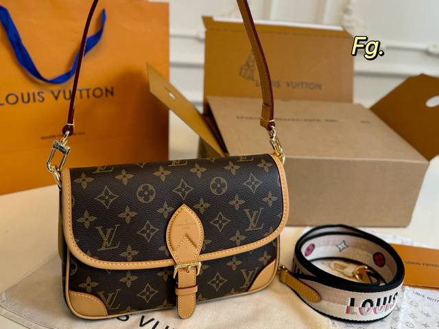 p210（折叠盒飞机盒） size：25×14 lv路易威登Diane复古法棍包 搭配两条肩带，腋下斜挎、 皮带扣设计复古经典，超级实用～ 简约的包型，可盐可甜