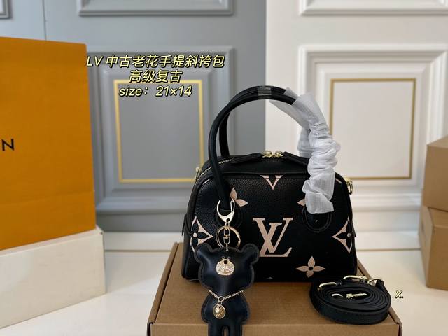 p150（配盒挂件） size：21×14 lv路易威懂新款中古老花手提斜挎包 经典老花设计，辨识度超级高～ 配有长肩带，手提斜挎 立体有型的包型搭配小熊挂件