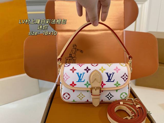 p230 迷你（折叠盒飞机盒） size：18×10 lv路易威登村上隆 Mini白彩复古法棍包 搭配两条肩带，腋下斜挎、 皮带扣设计复古经典，超级实用～ 简约