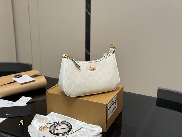 ¥160 配飞机盒 蔻驰 麻将腋下包 配置双肩带 原版材质! size:24*13Cm ¥160 配飞机盒 蔻驰 麻将腋下包 配置双肩带 原版材质! size:24*13Cm