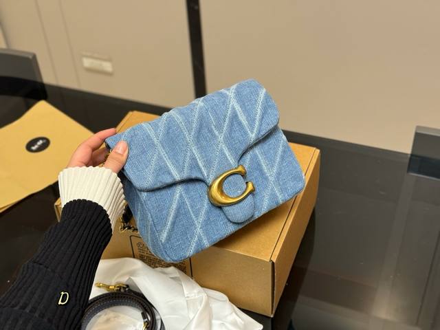 ￥270 配飞机盒 蔻驰 Coach Square Tabby 这款包包的经典程度就不用多说了，小羊皮 搭配规则萎型绗缝外观 可拆卸的双肩带，造型百变；金属链搭