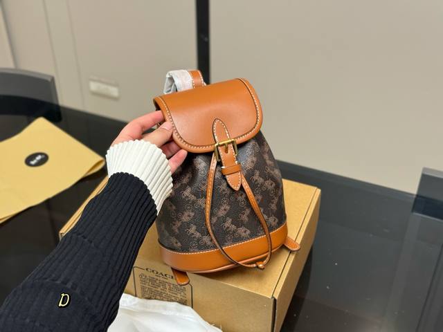 ￥210 配飞机盒 size：17*21Cm 蔻驰 双肩包..新款！ 真的美翻了！ 多大年龄轻松驾驭！ 涂层帆布的面料搭配皮革 超级耐造的包包！ 你不会选错的！