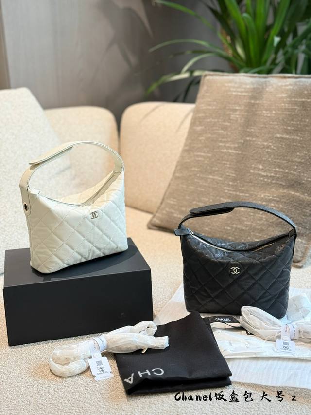 便当包P240 大号P250 香奈儿Chanel25C精挑细选 全网都知道25变相调价了，虽然这个可爱的饭盒包属于小皮具但是价格让我又可以高攀香奈儿了也是这一季