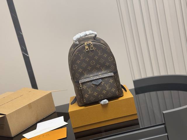 ￥220 配包装 驴牌必如单品之一 lv Palm Springs 双肩包 各路网红都在背 顶部手把起鼓设计更具特色 肩带也是小牛皮的，线迹均匀一致 尺寸:23