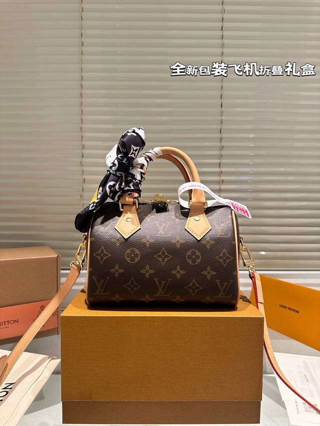 原单P230 lv 小枕头包 原单折叠礼盒包装对Nano Speedy尺寸相当小巧 所以搭配中尽显时尚靓丽迷人气质，但是携带轻盈，轻轻松松搭一款Nano Spe