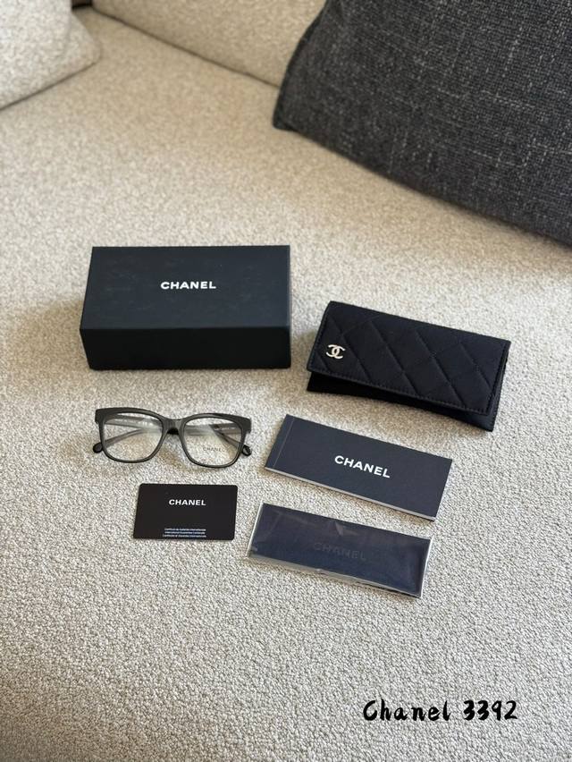 p170 都2025了是谁还没有白鹿同款的香奈儿Ch3392香奶奶的这款3392去年一直有人推 可以说是基本人手一个 不得不说3392它确实值得(" 方框镜框修