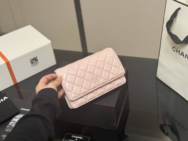 ￥140 配盒 size ：19*12Cm 香奈儿经典发财包 Woc 品质很不错！ 包包有卡位 有暗袋！很实用！