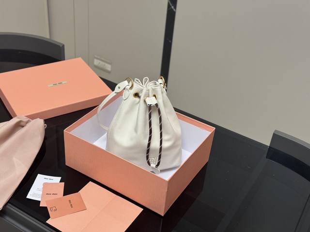 ￥190 配全套包装 size：18*21Cm 入了Miu 水桶包 入坑很难不花心 每天都有新的爱~Miumiu抽绳帆布小水桶也太好看了