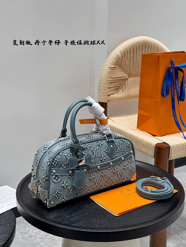 p290 全套礼盒包装 复刻版 浮雕工艺 丹宁牛仔 上新 | Lv村上隆2025联名手提保龄球 25Ss中古枕头包搭配蝴蝶结 老花搭配铆钉是这个系列的标志性元素