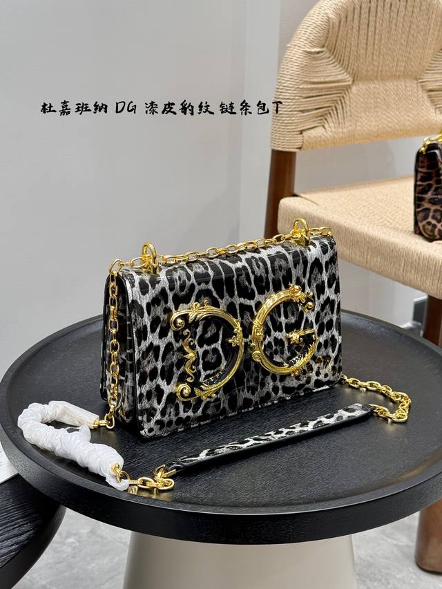 p160配盒子 Dg杜嘉班纳漆皮豹纹链条包 包包实在是太太太温柔了， 拿在手上少女感十足，仿佛时间停滞在听你诉说你们的故事~高级感满满 #杜嘉班纳Dg 尺寸21