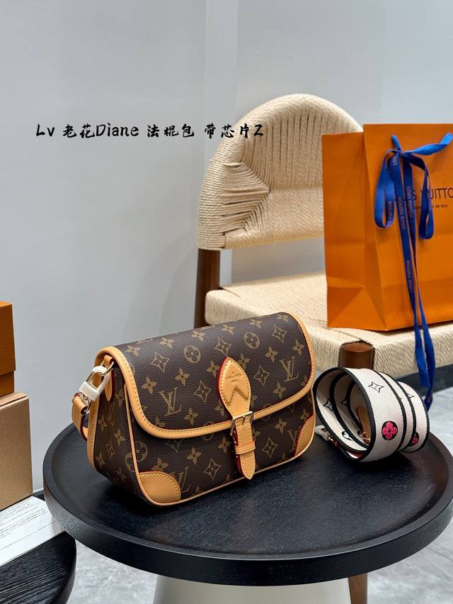 p190 全套包装 芯片版本！ lv Diane 法棍包老花 上身简单又舒服 源自中古包 Sologne 的改良版 整体保留了简洁的包身造型 一根肩带升级成了两