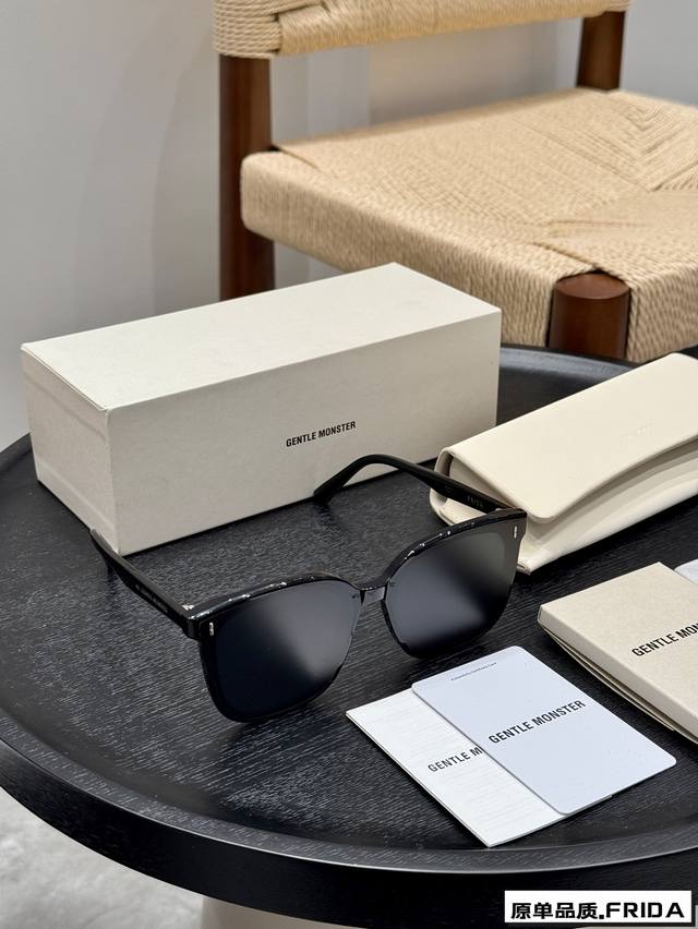 p140 礼盒包装 显脸小脸白的天菜墨镜太阳镜 gm Frida. 这款我去年也自留咯 框形中带圆 完全不挑脸型 比往年的墨镜都要轻许多 完全不用担心压鼻梁 遮