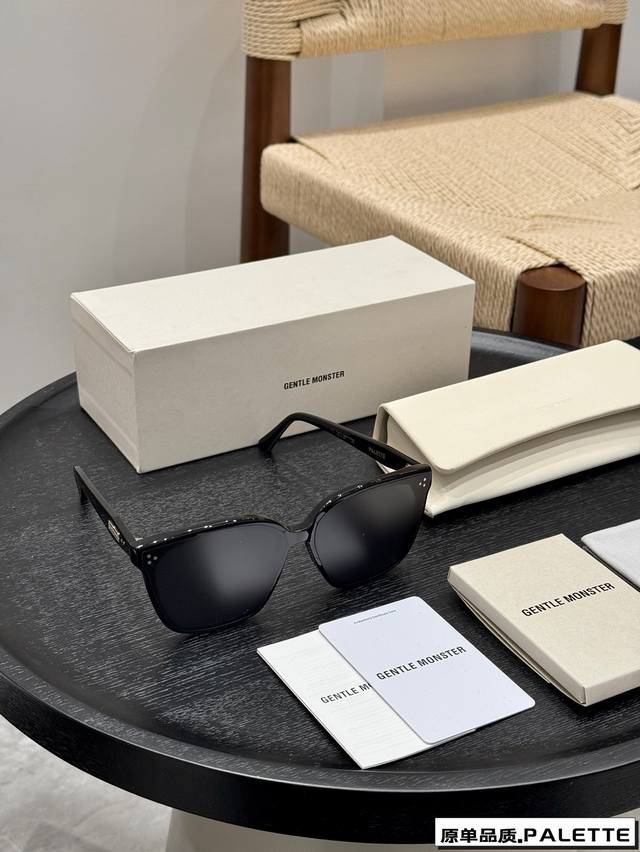 p140 礼盒包装 辣妈炸街利器 gm Palette. gm眼镜 太阳镜 镜片没有那么方，柔和一些！可盐可甜哦！ 戴上它立刻变高级！