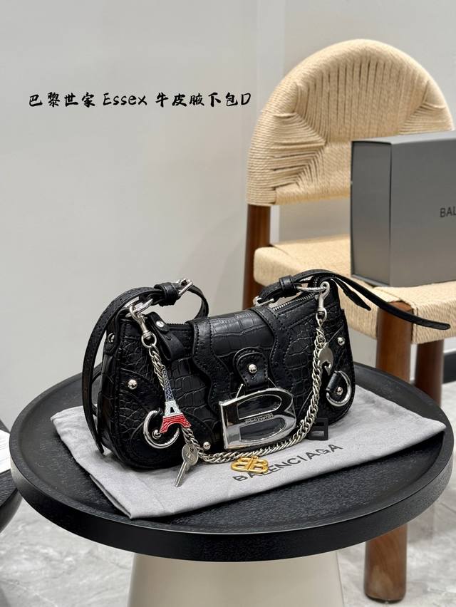 p220 全套礼盒 巴黎世家Balenciaga Essex腋下包机车系列 25年春款，腋下和斜挎均可，大小刚刚好，而且有拉链很不错，安全感十足 牛皮材质，应该