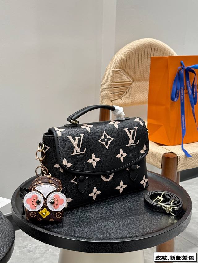 p160 带盒子 带挂件！！ lv 改款中古手提包邮差包 简约设计，浓浓的复古风情！ 单肩斜挎都很高级～ 随意搭配，时尚而实用的小众款式 尺寸28*20Cm