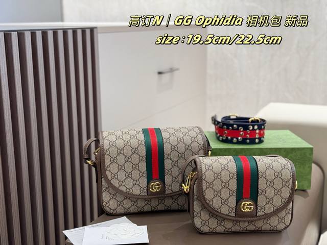 p140/P160 配盒 我称它为百搭的神 充满复古与年代感的Gucci迷你肩背包 整个系列的设计都是Gucci多年来非常标志性的设计,如红绿条纹、双G标识及印