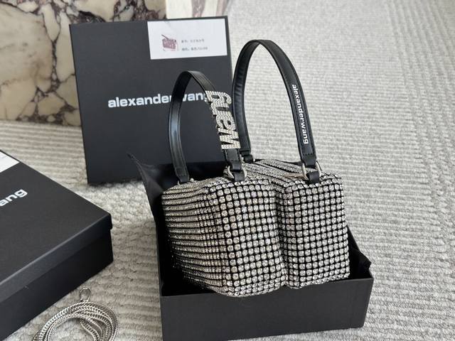 120 130（手腕水钻）配盒 size：18*10Cm blingbling巨闪 aw大王水钻包 夏天太需要一个水钻包炸街啦！ 厂家还赠送长肩带… 是不是超值