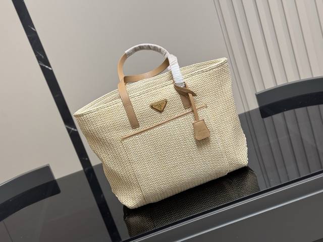 ￥160 size：34.27Cm 普拉达 编织托特包 多了一份随意和简单， 完全的时尚百搭！