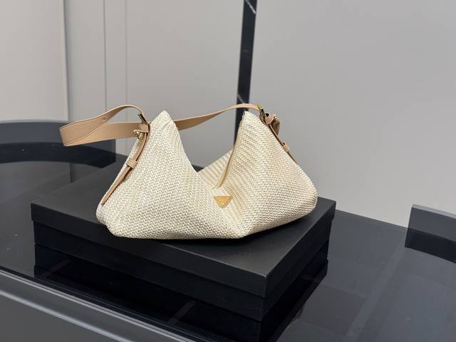 ￥190 size：40.22Cm 普拉达 Hobo中古腋下包 多了一份随意和简单， 完全的时尚百搭！