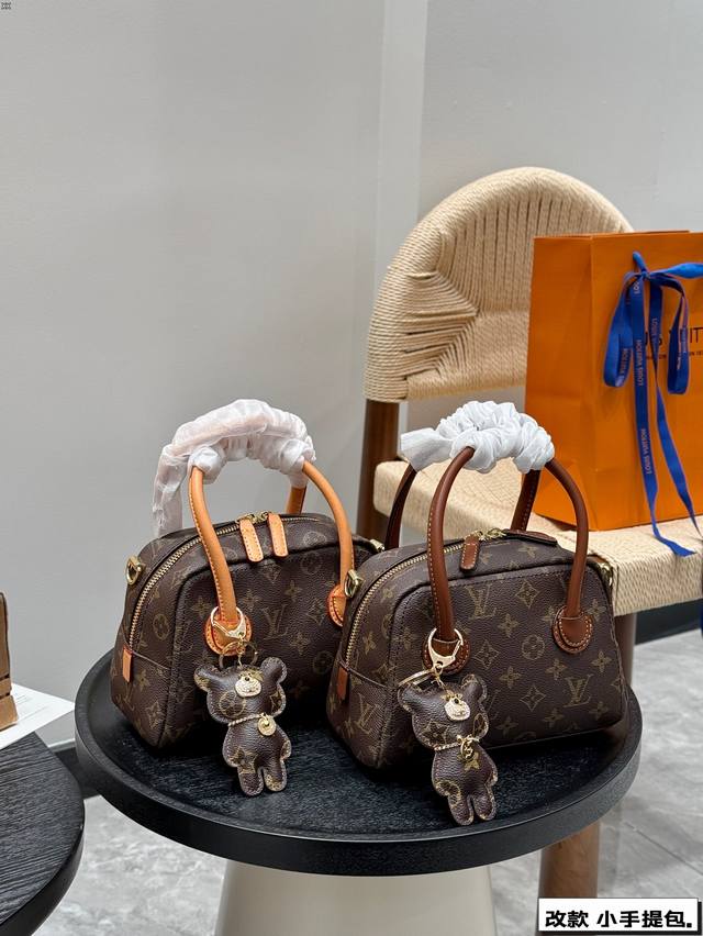 p150 带盒子 带挂件！！ lv 改款中古馒头包小手提包 简约设计，浓浓的复古风情！ 单肩斜挎都很高级～ 随意搭配，时尚而实用的小众款式 尺寸21*14Cm