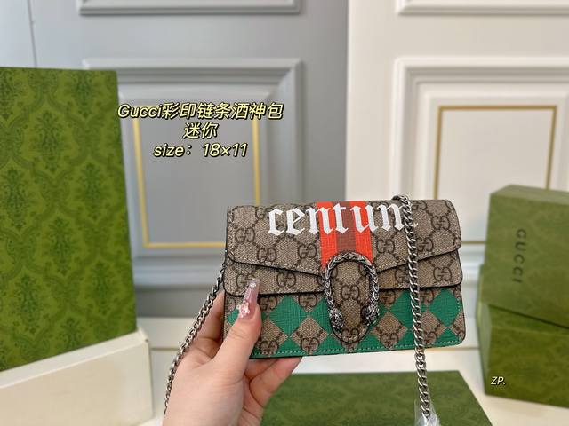 p180迷你(折叠盒) size:18×11 gucci 古驰新品老花彩印酒神链条包 在品牌标志复古做旧虎头锁扣之上 彩印增加了时尚个性的精致手柄, 容量大,实 p180迷你(折叠盒) size:18×11 gucci 古驰新品老花彩印酒神链条包 在品牌标志复古做旧虎头锁扣之上 彩印增加了时尚个性的精致手柄, 容量大,实