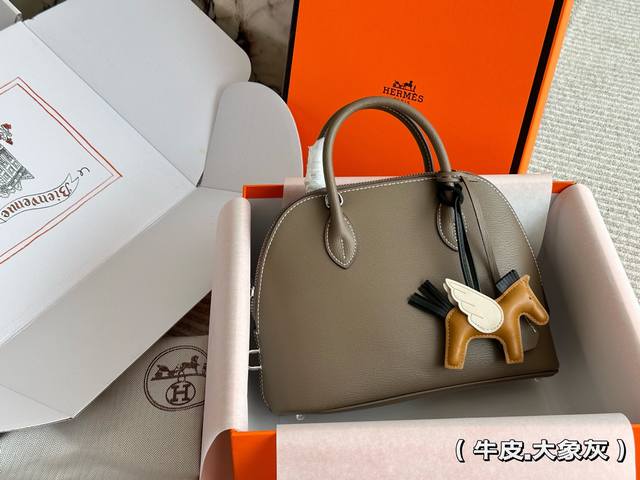 260 牛皮 配盒 size:29*25M h家 爱马仕Bolide牛皮贝壳 谁还没Get到这款 真的无敌可爱 背一背真心很实用 ~赠送五金和小马挂饰