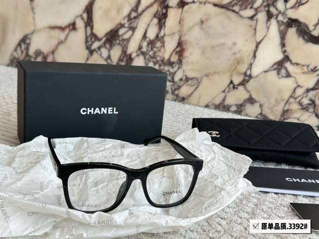 160 配全套包装 小香素颜黑框的天菜眼镜镜框是偏猫眼造型的, 上扬的弧度很提气质， 对于颧骨高的美眉来说十分友好哦 特别之处在于镜腿是爱心的， 没有女孩可以拒