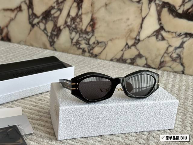 230 配全套包装 美貌与 Dior的适配度~ 墨镜的大小非常显脸小， 它的鼻托也挺舒服的不压鼻梁和耳朵， 整体也很轻便适合出行游玩佩戴~ 多边形窄框，时髦感拉