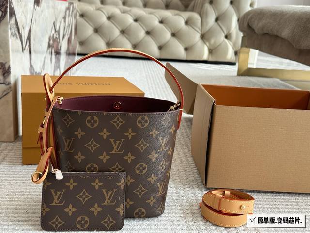 原单版290 配盒新款 size：17*18Cm l家 新品秀款水桶包/福袋 除了菜篮子经典的手提方法之外 还多给了一条肩带/ 可以腋下和斜挎哦！ 还配内胆哦