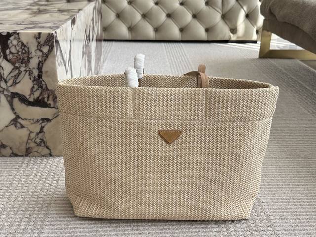 prada草编购物袋P160 女孩子逃不脱的草编包太夏天了 包奴来了本期包包简单介绍一下 这款是7Prada普拉达2023 精湛的手工艺 融入现代时尚潮流元素