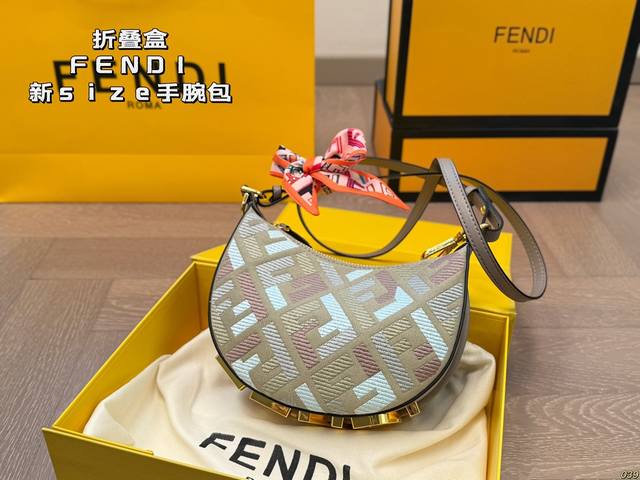 ￥190折叠盒 芬迪Fendi Graphy 新Size手腕包 只要你拎上就是仙女本仙好吗！ 除了日常必备小物件~ 还能将你的可爱与优雅统统收入囊中 让我看看是
