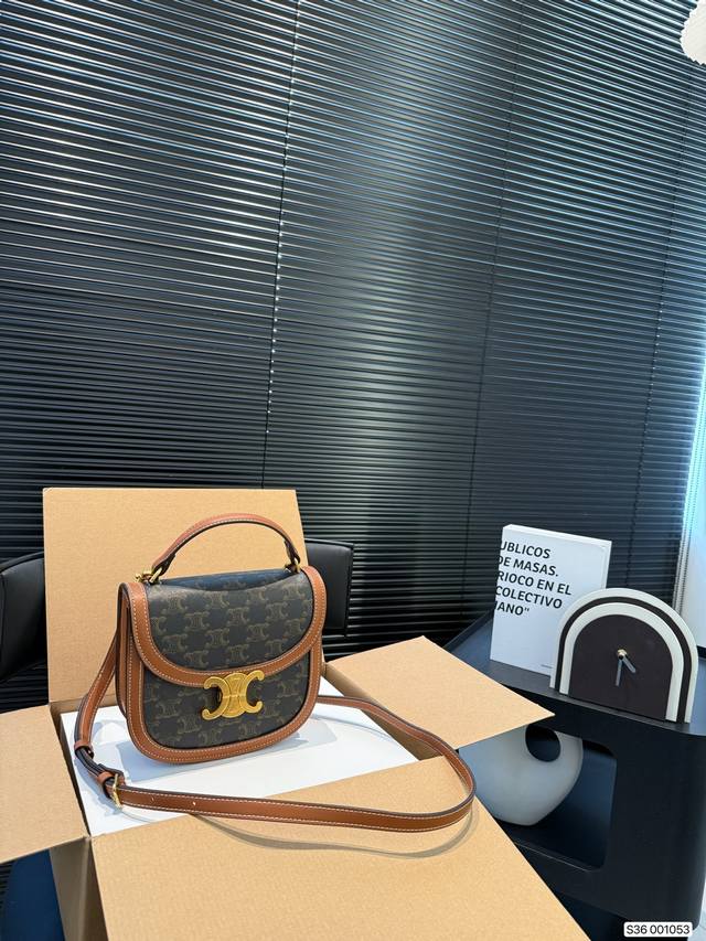 p290 配飞机盒折叠盒子 今年的赛琳Celine凯旋门系列必须种草，太好看啦！火爆全球的它已经有众多博主，网红都在纷纷打卡。每一款凯旋门都有它独特的魅力，这款