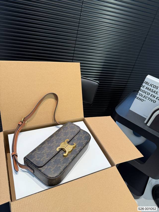 p220 配飞机盒折叠盒子 赛琳腋下 今年的赛琳Celine凯旋门系列必须种草，太好看啦！火爆全球的它已经有众多博主，网红都在纷纷打卡。每一款凯旋门都有它独特的