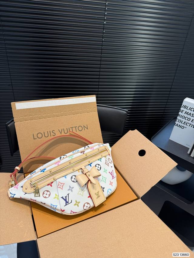 p200 配飞机盒折叠盒子 Lv胸包 lv尤物人间白三彩真漂亮啊白三彩系列每一只都值得收藏，又可以搭配俏皮可爱下次想试试洒脱一点穿搭彩色老花 五彩缤纷的少女心满