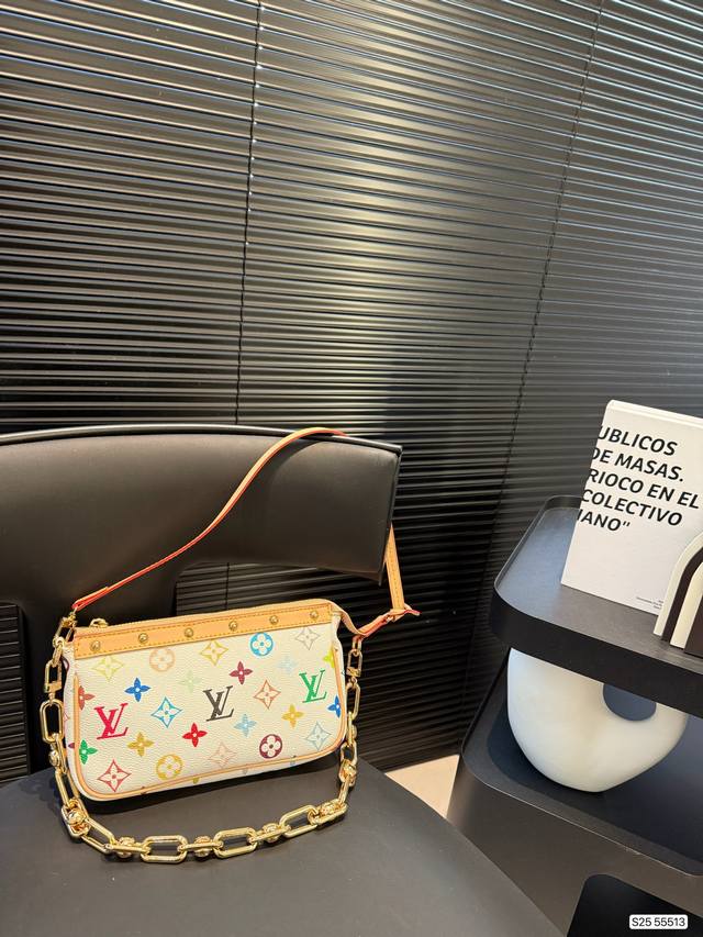 p210 Lv腋下包 lv尤物人间白三彩真漂亮啊白三彩系列每一只都值得收藏，又可以搭配俏皮可爱下次想试试洒脱一点穿搭彩色老花 五彩缤纷的少女心满出来这只包适配乐