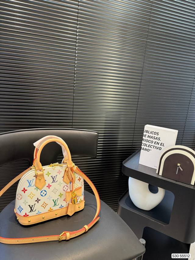 p250 Lv贝壳 lv尤物人间白三彩真漂亮啊白三彩系列每一只都值得收藏，又可以搭配俏皮可爱下次想试试洒脱一点穿搭彩色老花 五彩缤纷的少女心满出来这只包适配乐开