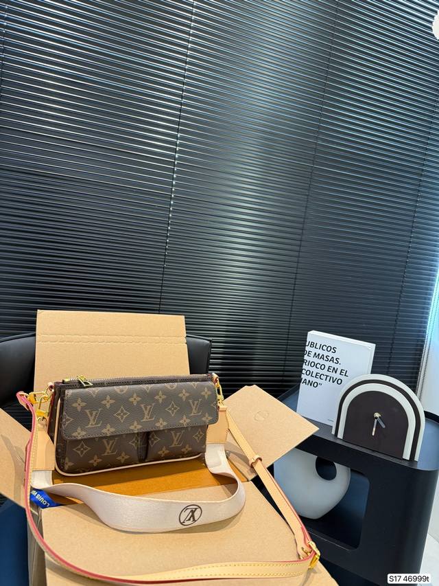 p160 配飞机盒折叠盒子 超美的爆款Lv包包来了~ 新款Lv双口袋骆驼包来啦超适合春夏的一款包包 短款肩带舒适又时髦妥妥辣妹背法~ 随意搭配衣服，可背又可挎，