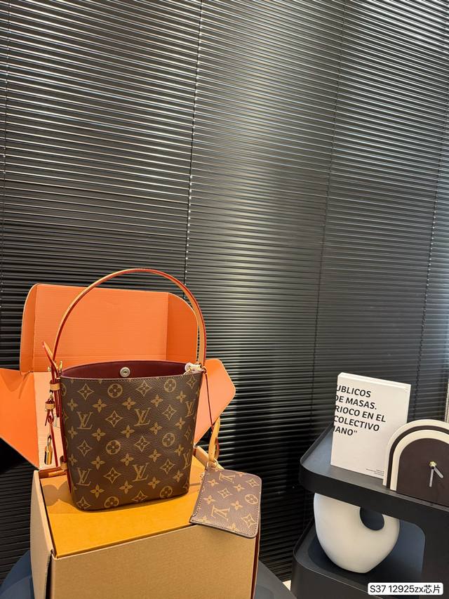 p290 配飞机盒折叠盒子 芯片版本 盲猜这次Lv上新黑马是All In Bb Lv水桶 Lv尤物 尺寸：17 18 货号12925Zx