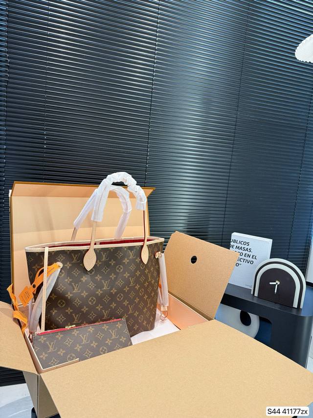 p340 配飞机盒折叠盒子全钢五金 lv Neverfull 购物袋！入门级的款式哦！绝对的终身款！此物经典不言而喻！街拍和实用都是非常Nb的选择！尺寸 ：32