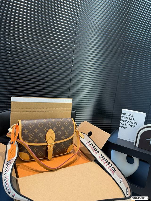 p350 配飞机盒折叠盒子 lv爆款王者法棍包-Lv Diane Ivdiane 又名法棍包，老花Monogram和皮拼焦糖色信封一样的包型 近，复古简约， 特