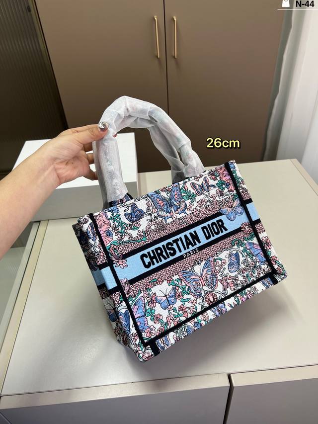 26厘米P230 dior迪奥托特包Book 容量超级大也很耐用 日常出街背它回头率百分百 n-44尺寸26×20折叠盒