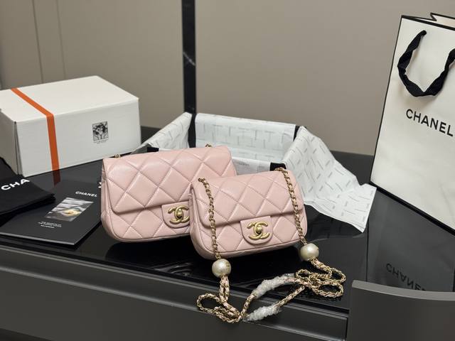 ￥200 ￥210 配折叠盒飞机盒 size：18Cm 22Cm 香奈儿Cf 双珍珠包 不用再多说很完美！ 大手机/小手机轻松收纳哦！ 珍珠两边都可以调节 链条