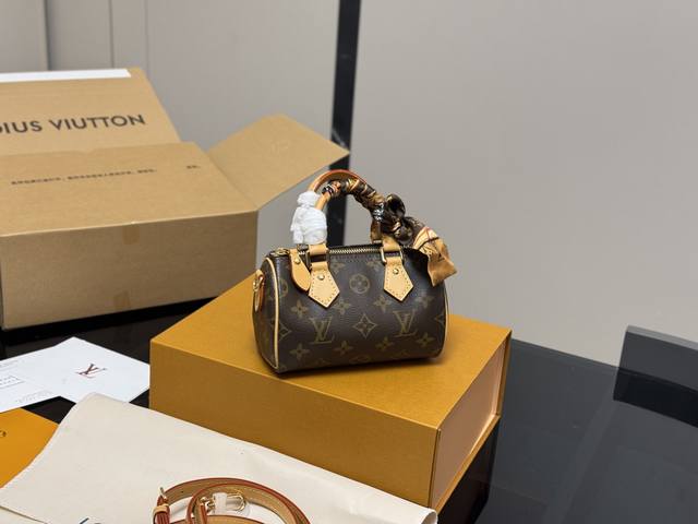 ￥210 新款（配折叠盒飞机盒） size：16*12Cm Lv Speedy Nano 代购渠道 台湾客定老花+五金+黄皮 肩带可以拆卸和调节长短哦！