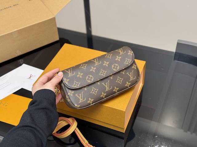 ￥230 配折叠盒飞机盒 size：22*12Cm lv 新晋爆款Ivy Woc 出道即巅峰 双链条设计的麻将包 可斜挎可单肩可手提 内置卡槽 可爱好用！