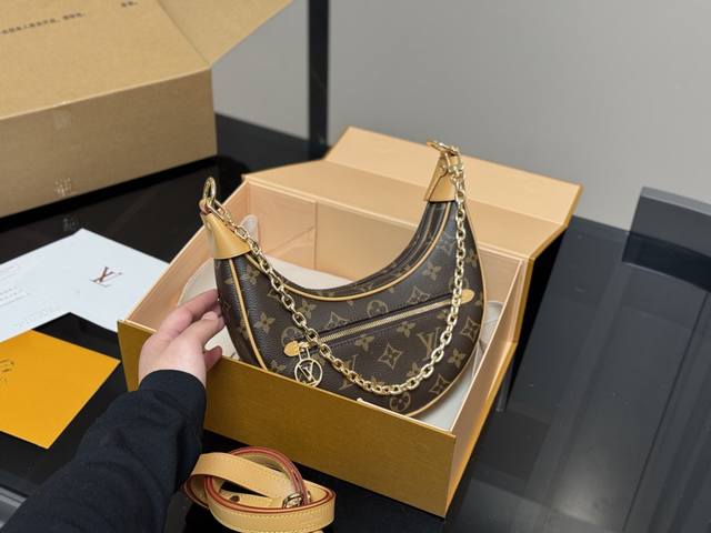 ¥230 配折叠盒飞机盒 尺寸:上宽23*12Cm lv中古豌豆包 月牙包!弯弯的好可爱! 时尚是一个轮回 原版钢五金! 如今它更加有型 原版黄皮链条! 手提腋 ¥230 配折叠盒飞机盒 尺寸:上宽23*12Cm lv中古豌豆包 月牙包!弯弯的好可爱! 时尚是一个轮回 原版钢五金! 如今它更加有型 原版黄皮链条! 手提腋