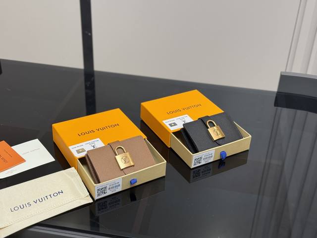 ￥120 配盒 size：11*8Cm lv小钱包 钱包界的网红鼻祖， 经典超级经典， 可爱！携带方便！ 颜值一直在线的小钱包 一个带拉链的零钱位，