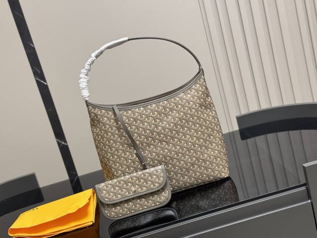 ￥200 size：32*25Cm 戈雅 新品Hobo腋下包 完美1:1定制 从头到尾全部都是客订哦！ hobo太适合通勤啦！ 搜索戈雅 购物袋